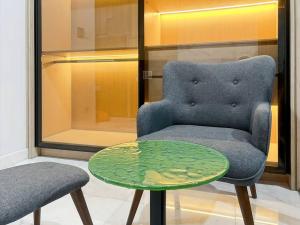 Posezení v ubytování Stylish 1BR Smith Apt with Pool & Gym by 2ndHome