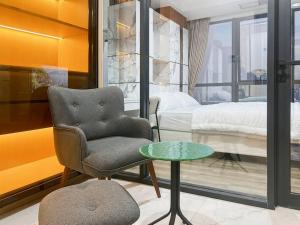 Posezení v ubytování Stylish 1BR Smith Apt with Pool & Gym by 2ndHome