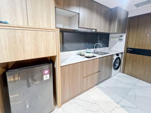 Kuchyň nebo kuchyňský kout v ubytování Stylish 1BR Smith Apt with Pool & Gym by 2ndHome