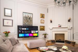 salon z kanapą i telewizorem w obiekcie Pinterest Apartment in the City Center w Sarajewie