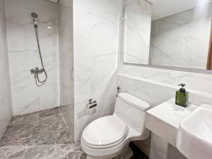 Koupelna v ubytování Stylish 1BR Smith Apt with Pool & Gym by 2ndHome