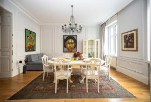 jadalnia ze stołem i krzesłami w obiekcie Pinterest Apartment in the City Center w Sarajewie