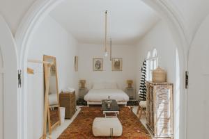 a bedroom with a bed and a room with a mirror at Pistach Océan Maison 4 chambres vue Océan in Wassane