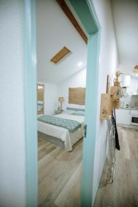 En eller flere senge i et værelse på Poolemonhouse + 84 billeder