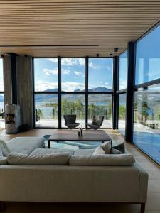 un grand salon avec un canapé et une table dans l'établissement Efjord and Stetind Resort - Cabin Stetind, à Ballangen 53 autres photos