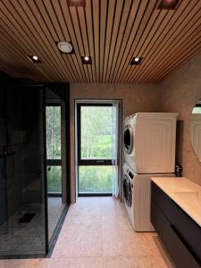 - une buanderie avec un lave-linge et un sèche-linge dans l'établissement Efjord and Stetind Resort - Cabin Stetind, à Ballangen
