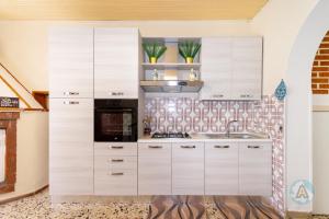 A kitchen or kitchenette at Appartamenti di Catia a due passi dal mare
