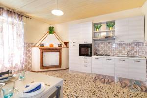 A kitchen or kitchenette at Appartamenti di Catia a due passi dal mare