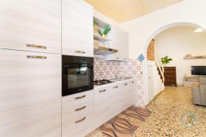 A kitchen or kitchenette at Appartamenti di Catia a due passi dal mare