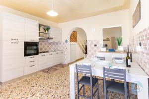A kitchen or kitchenette at Appartamenti di Catia a due passi dal mare
