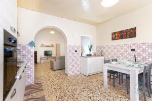 A kitchen or kitchenette at Appartamenti di Catia a due passi dal mare
