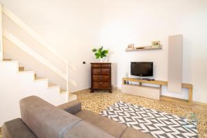 A television and/or entertainment centre at Appartamenti di Catia a due passi dal mare