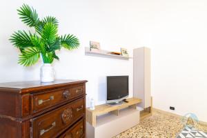 A television and/or entertainment centre at Appartamenti di Catia a due passi dal mare