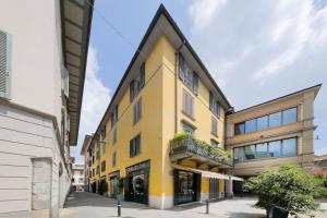 a yellow building on the side of a street at Oasi in centro Bergamo - terrazza privata in Bergamo