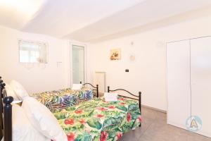 A bed or beds in a room at Appartamenti di Catia a due passi dal mare