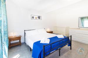 A bed or beds in a room at Appartamenti di Catia a due passi dal mare