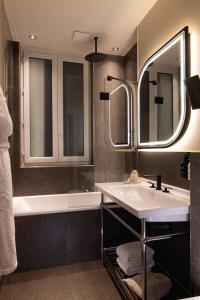 Koupelna v ubytování Hôtel L'Ormaie & Spa