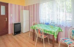 Camera con tavolo, frigorifero e TV. di Ferienwohnung Milmersdorf a Milmersdorf