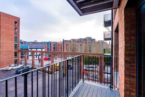 un balcón vacío con vistas a la ciudad en Kelham's Finest - Elegant & Comfy 2 Bedroom Flat, en Sheffield