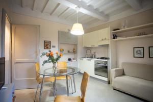 a kitchen with a table with a vase of flowers on it at Dietro le campane in Arezzo