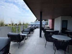 una fila de mesas y sillas en un patio en Loft Sant Marteen - Americana, en Guadalajara