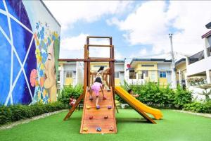 eine Gruppe von Kindern, die auf einem Spielplatz spielen in der Unterkunft Cozy 4BR Diamond near Airport D'Arches Place in Davao City
