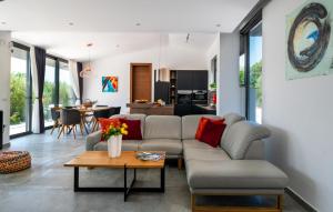 un soggiorno con un divano e un tavolo di 4 Bedroom Stunning Home In Rakalj a Rakalj