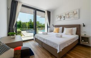 una camera da letto con un letto grande e un balcone di 4 Bedroom Stunning Home In Rakalj a Rakalj