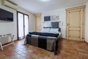 TV a/nebo společenská místnost v ubytování Aura Rooms