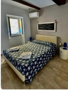 a bedroom with a bed and a window at la Chiglia in Riomaggiore
