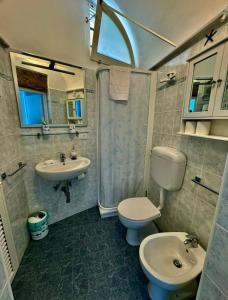 a bathroom with a toilet and a sink at la Chiglia in Riomaggiore