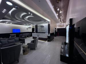 hol z poczekalnią z kanapami i krzesłami w obiekcie TAJ Hotel w Akabie