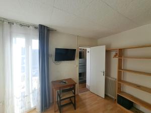 TV a/nebo společenská místnost v ubytování hôtel le Béarn