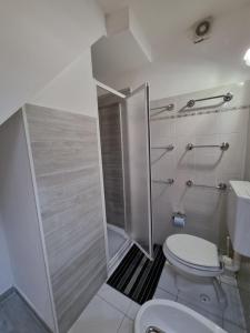 ポルト・アッズッロにあるLa casina di Adinaのシャワーとトイレ付きのバスルーム +30枚の写真