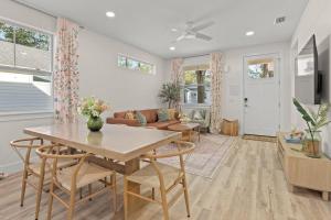 TV a/nebo společenská místnost v ubytování NEW Enchanting Retreat by Marina, 1mi to downtown and a short drive to beach