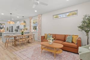 Posezení v ubytování NEW Enchanting Retreat by Marina, 1mi to downtown and a short drive to beach