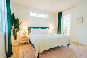 Postel nebo postele na pokoji v ubytování NEW Enchanting Retreat by Marina, 1mi to downtown and a short drive to beach