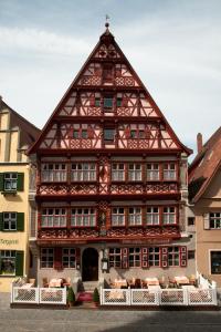 un gran edificio de madera con techo triangular en Hotel Deutsches Haus, en Dinkelsbühl