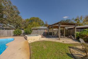 einen Hinterhof mit einem Pool und einer Pergola in der Unterkunft Milly by the Sea in Saint Simons Island