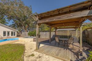 einen hölzernen Pavillon mit einem Tisch und Stühlen in der Unterkunft Milly by the Sea in Saint Simons Island