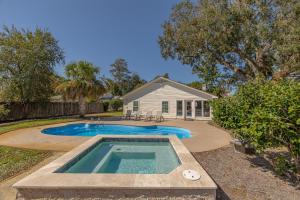 ein Swimmingpool im Hinterhof eines Hauses in der Unterkunft Milly by the Sea in Saint Simons Island + 29 Fotos