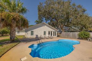 ein Swimmingpool vor einem Haus in der Unterkunft Milly by the Sea in Saint Simons Island