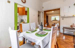 Kuchyňa alebo kuchynka v ubytovaní 2 Bedroom Lovely Home In Pula