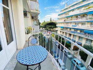 Μπαλκόνι ή βεράντα στο Calme et centrale avec balcon ensoleillé