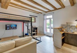 a living room with a couch and a loft bed at Appartement au Cœur de Tours in Tours