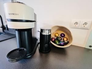 a coffee maker and a basket of eggs on a counter at Charming PalaisGreen Oldtown,Porzellanmanufaktur 2SZ in Meißen +10 photos