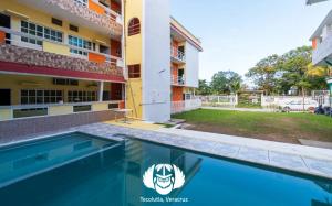 une piscine devant un bâtiment dans l'établissement Hotel Villas de Plan, à Tecolutla