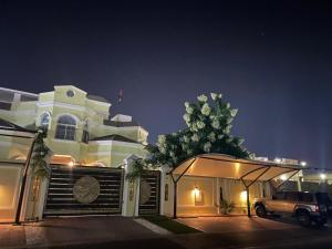 une maison avec une voiture garée devant dans l'établissement فيلا عائلية مميزة بحوض سباحة ومرافق خاصة, à Ras al Khaimah