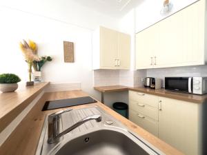 Η κουζίνα ή μικρή κουζίνα στο Calme et centrale avec balcon ensoleillé