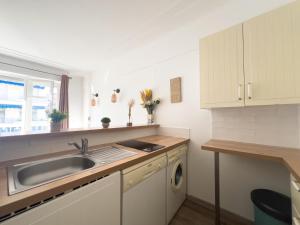 Η κουζίνα ή μικρή κουζίνα στο Calme et centrale avec balcon ensoleillé +12 φωτογραφίες